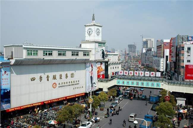 四季青实体批发女装店