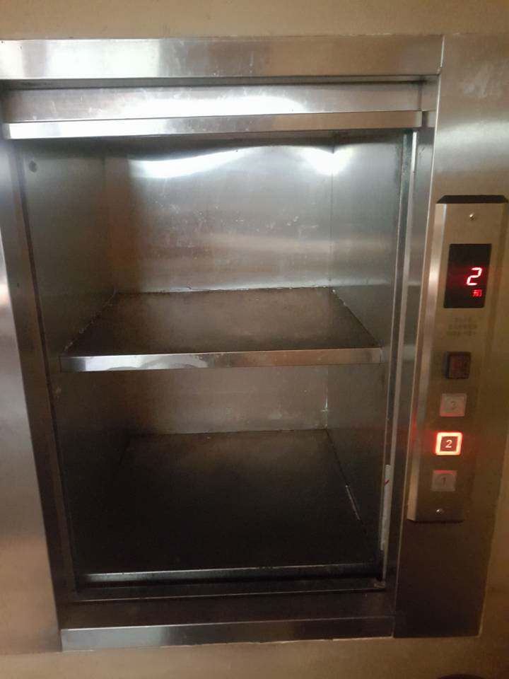 荣虹电梯工厂店
