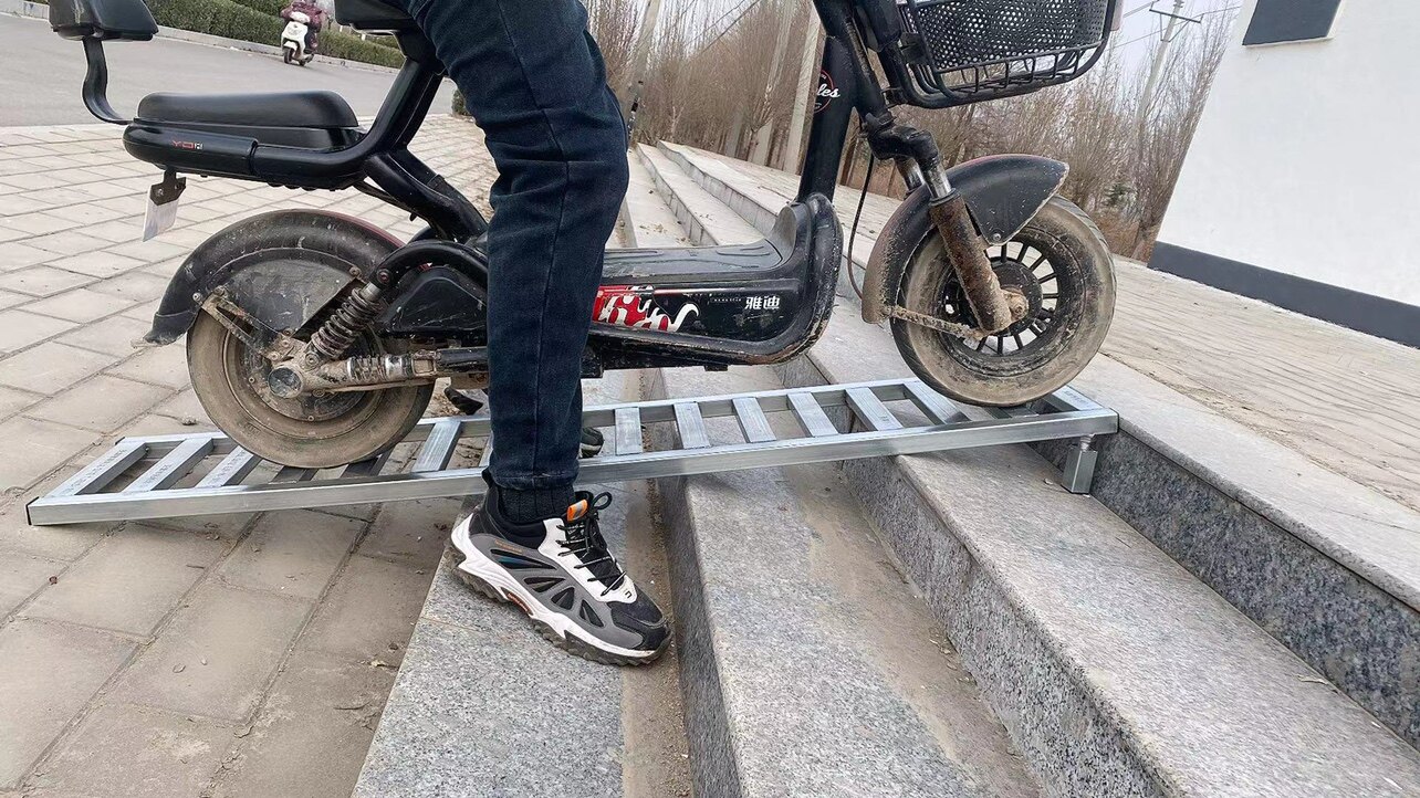 鹏优台阶坡道