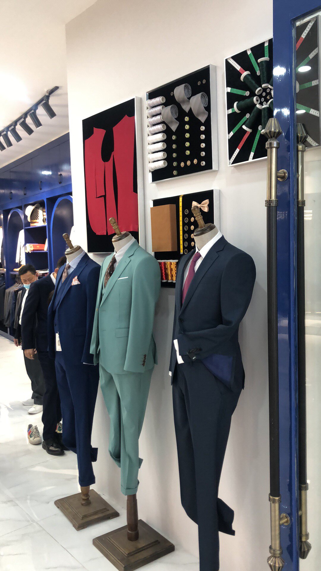 精品商务西装折扣店
