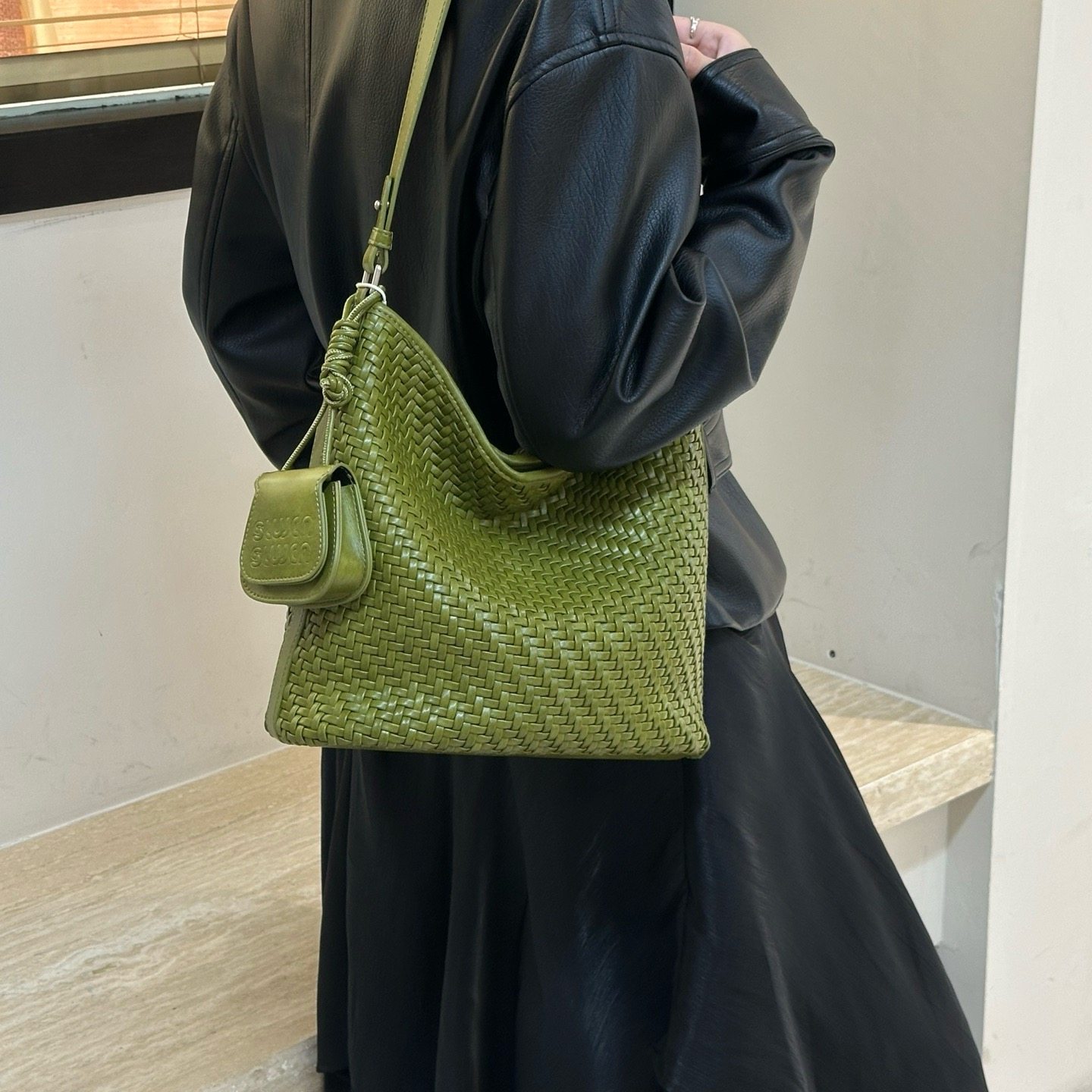 青年真皮女包