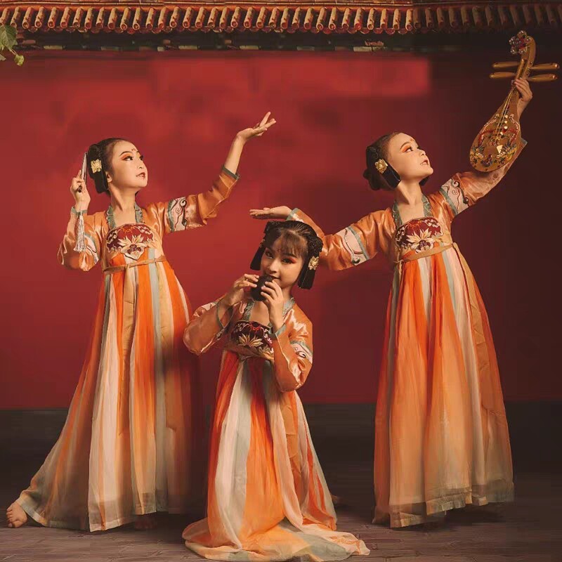 琪琪老师民族舞蹈服